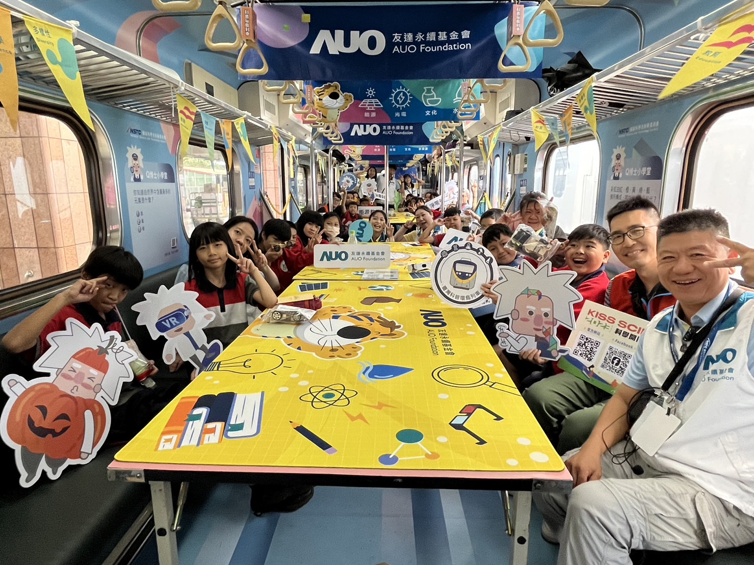 88858cc永利永續基金會參與「臺灣科普環島列車」，設計基礎科學車廂課程，以「淨零碳排和永續能源」為主題，讓學生透過創意實驗認識淨零知識，以及思考生活中的減碳行為