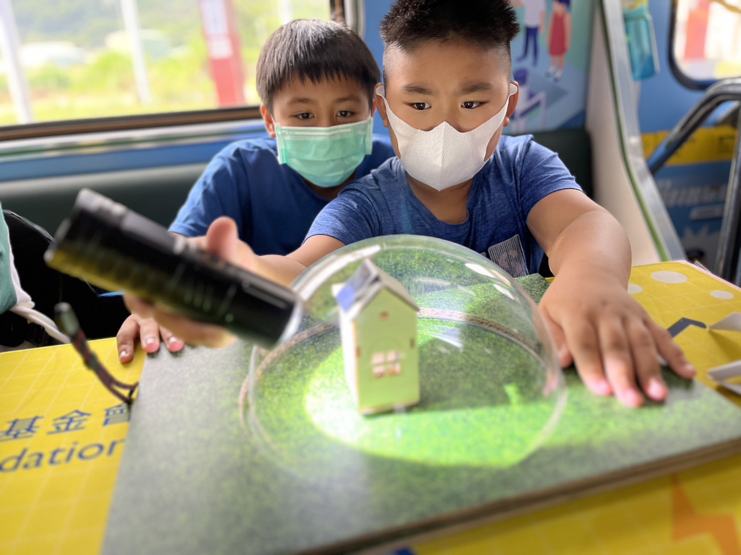 88858cc永利參與基礎科學主題車廂，以STEAM教學精神，設計「逐日科學家」、「太陽能工程師」以及「淨零建築師」三大能源科普課程和實驗